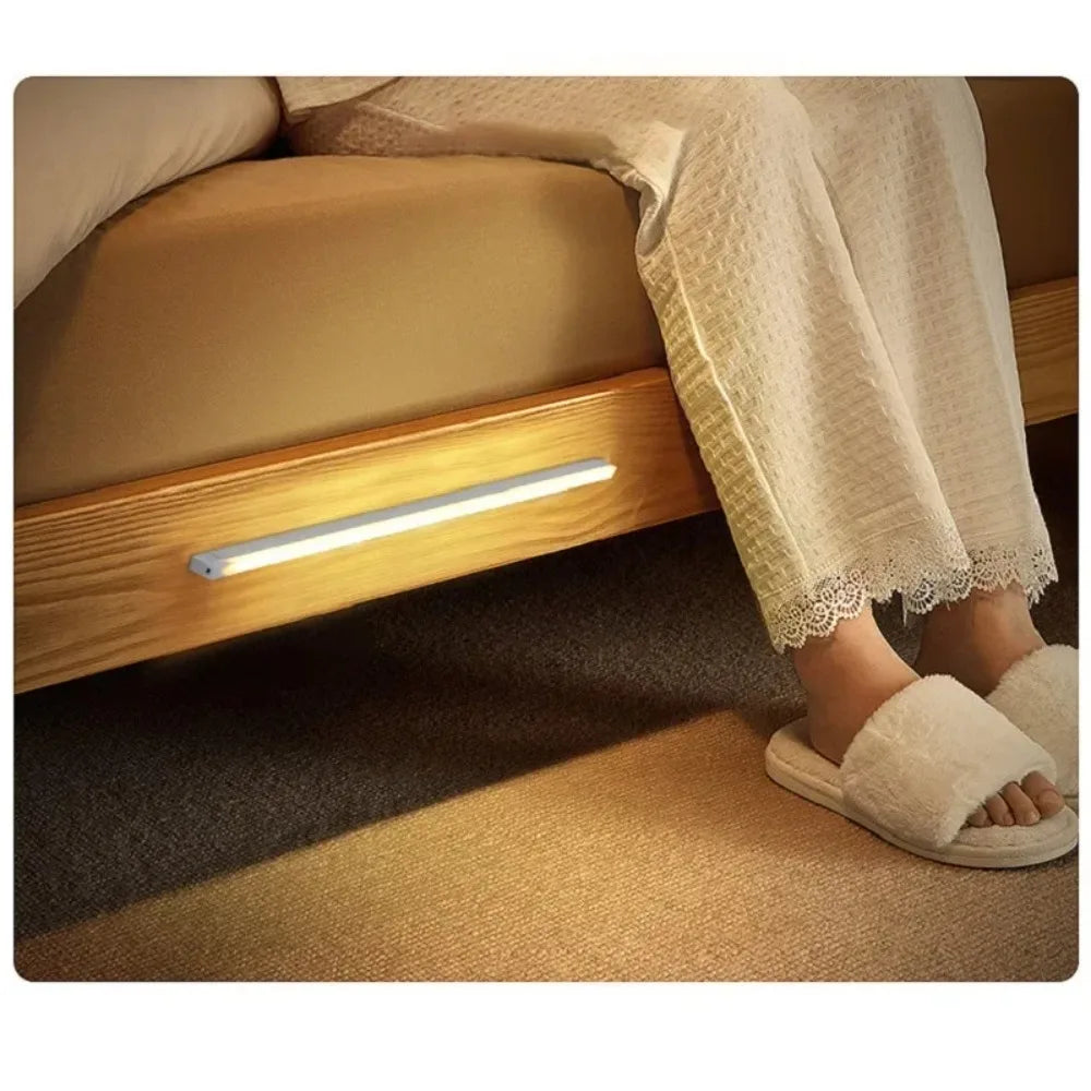 Lámpara LED portátil con sensor de movimiento PIR recargable