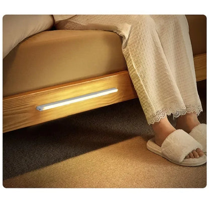 Lámpara LED portátil con sensor de movimiento PIR recargable